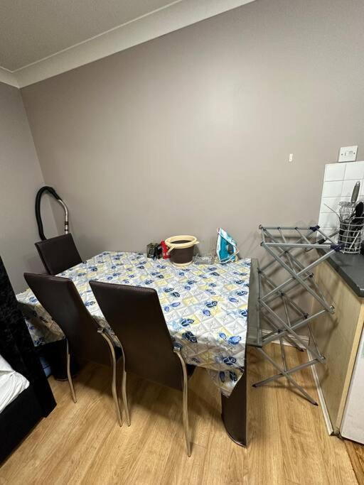 A 2 Standard Bedrooms Flat Лондон Экстерьер фото