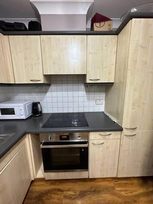 A 2 Standard Bedrooms Flat Лондон Экстерьер фото