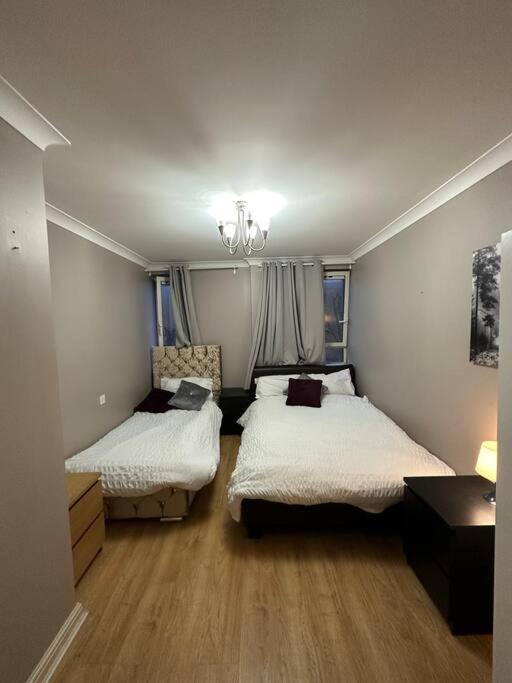 A 2 Standard Bedrooms Flat Лондон Экстерьер фото