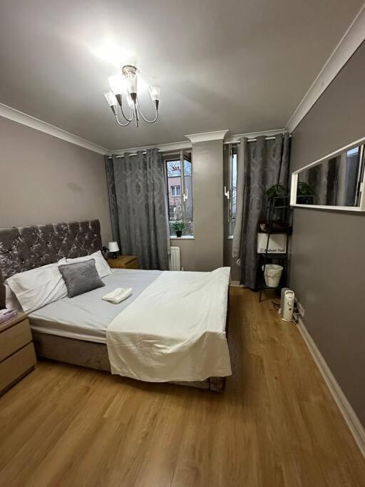 A 2 Standard Bedrooms Flat Лондон Экстерьер фото