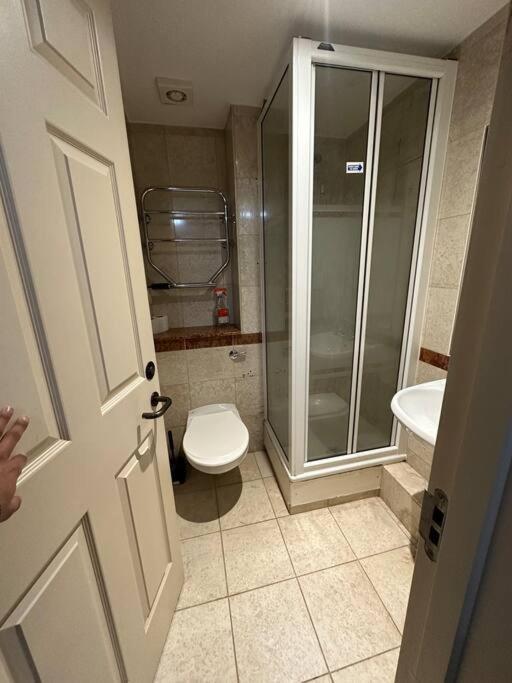 A 2 Standard Bedrooms Flat Лондон Экстерьер фото